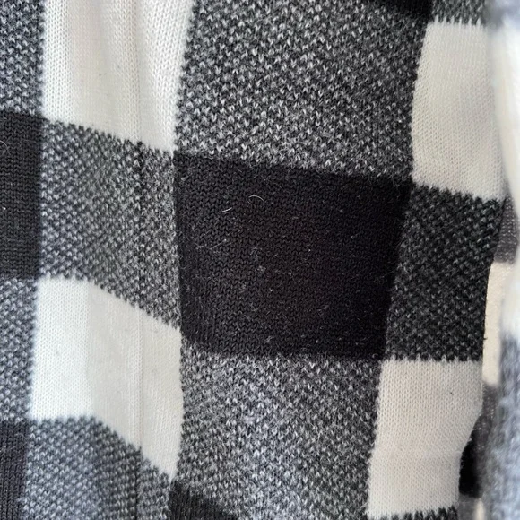 Buffalo plaid jacket with pockets. Inside fleece lining. - Picture 2 of 4